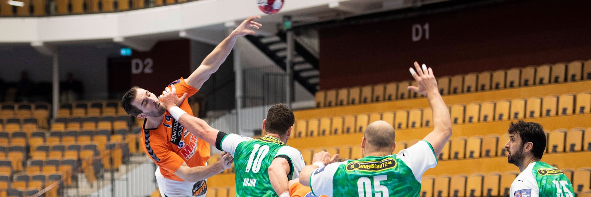 Die Füchse-Abwehr steht wie eine Wand, Kristianstads Teitur Einarsson (l.) kriegt hier keinen guten Wurf hin.