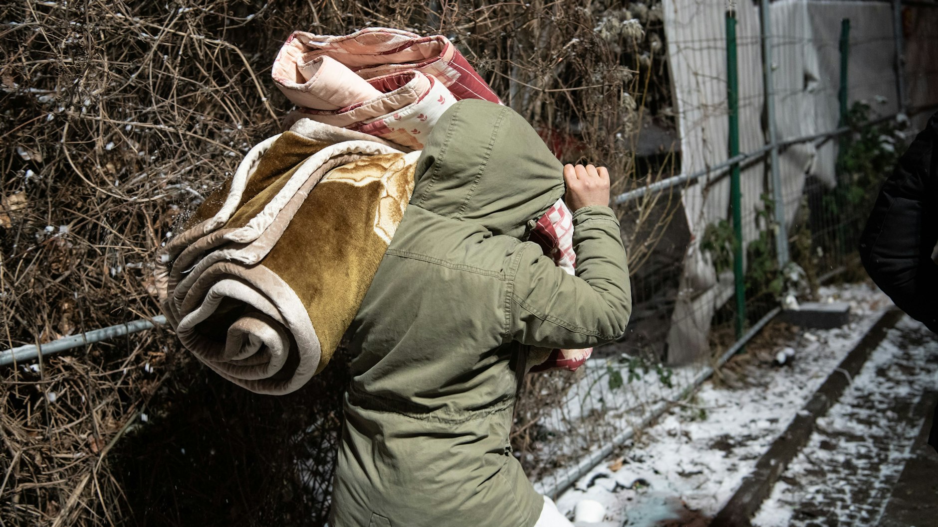 Ein Bewohner des Obdachlosencamps verlässt das Camp in der Rummelsburger Bucht. Aufgrund der Wetterentwicklung hatte sich der Bezirk Lichtenberg für die Räumung entschieden.&nbsp;