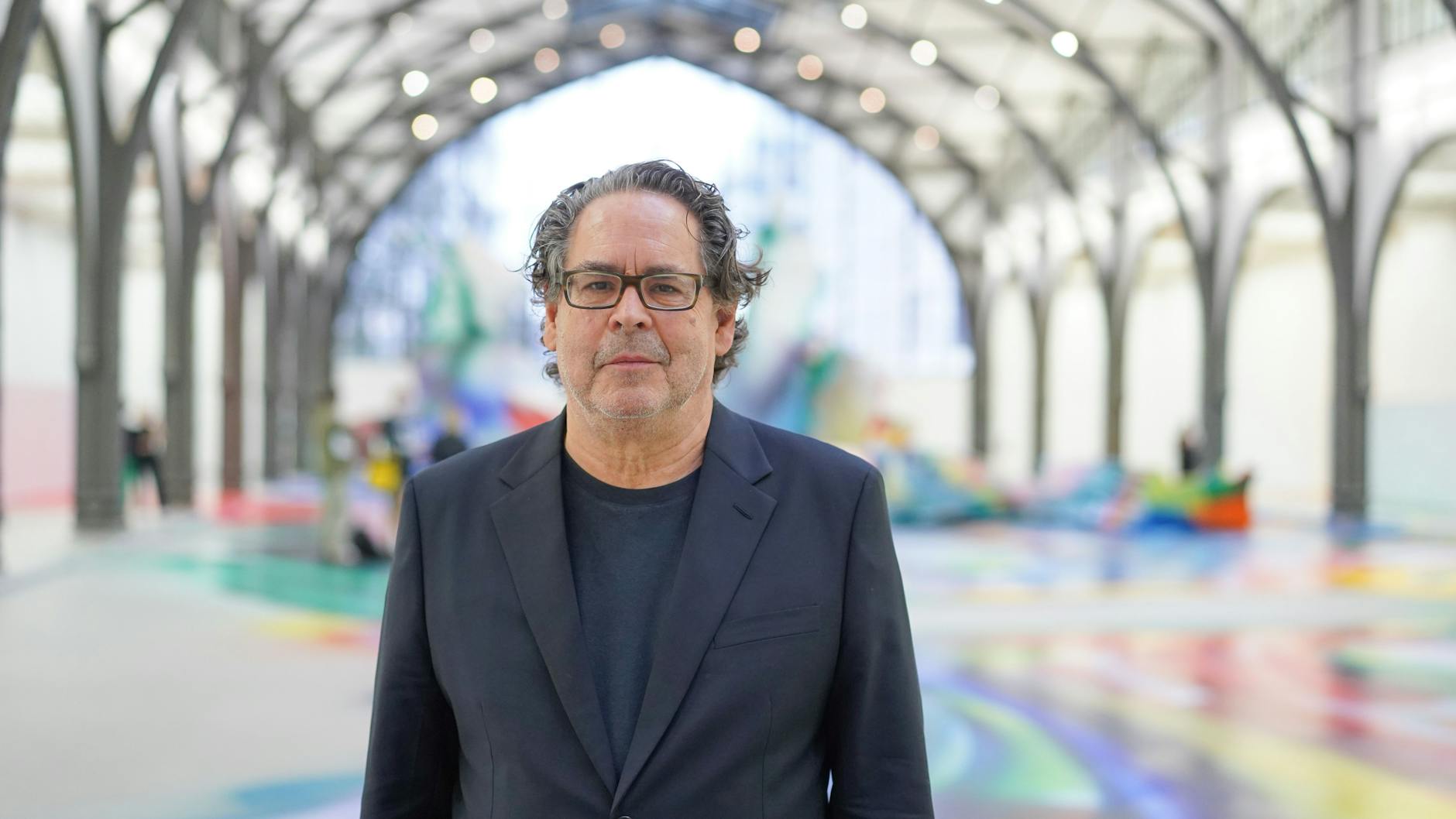 Udo Kittelmann, Ex-Direktor der Nationalgalerie, vor dem Kunstwerk „It Wasn’t Us“ der Künstlerin Katharina Grosse im Museum Hamburger Bahnhof. 
