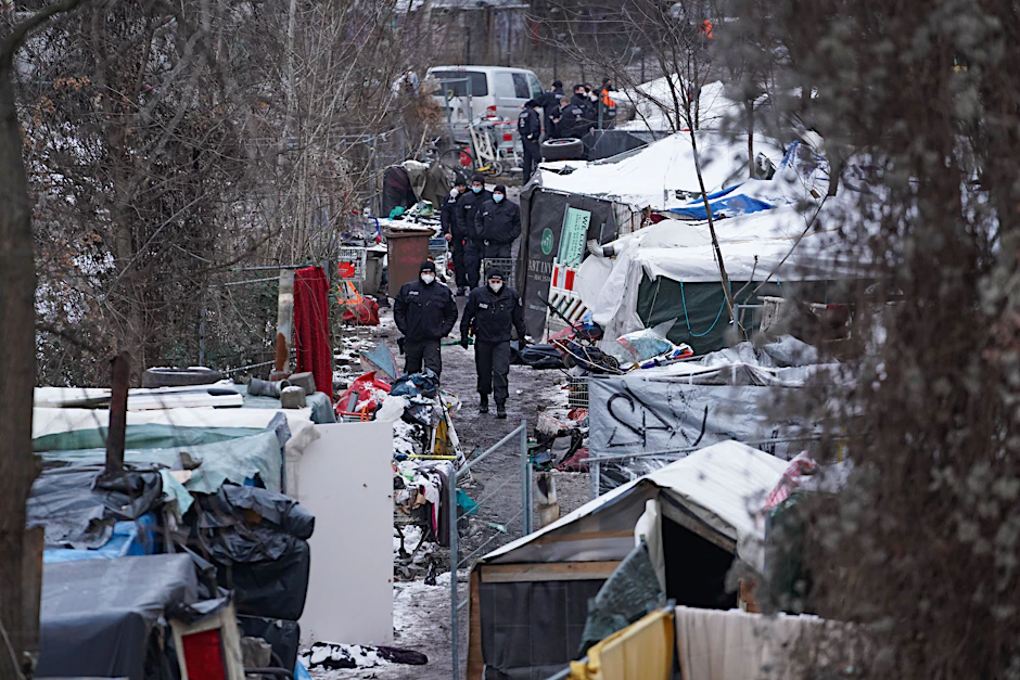 Nach der Räumung streifen Polizisten durch das Obdachlosencamp an der Rummelsburger Bucht.