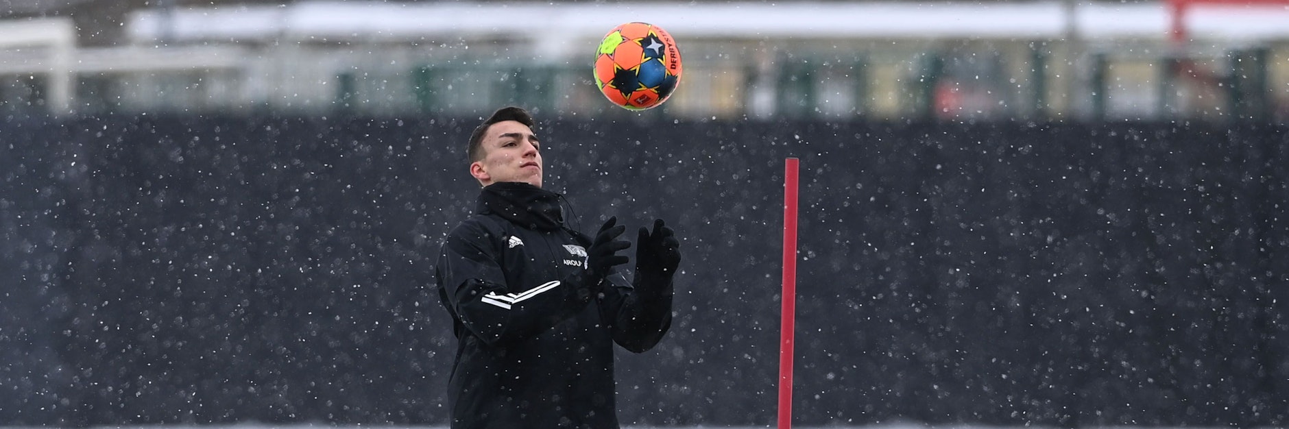 Petar Musa wärmt sich bei winterlichen Temperaturen auf.