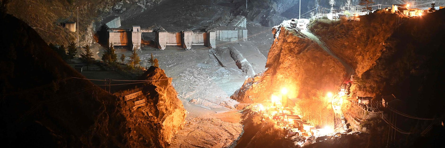 Rettungskräfte versuchen weiterhin, 35 Arbeiter aus einem 2,5 Kilometer langen Tunnel eines beschädigten Kraftwerks zu befreien.