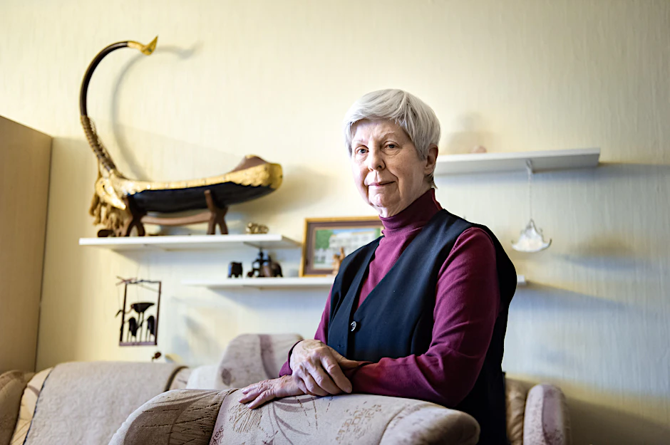 Uta Gärtner, 78, in ihrer Wohnung in Marzahn, in der sie seit rund 40 Jahren mit ihrem Mann lebt.&nbsp;<br>