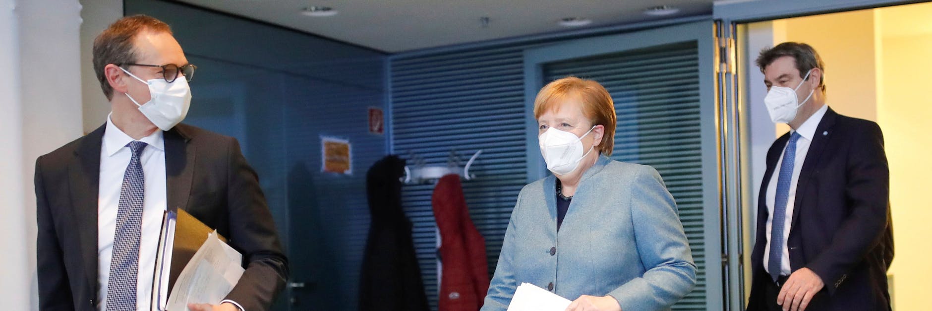 Bundeskanzlerin Angela Merkel (CDU) mit Michael Müller (SPD, links), Regierender Bürgermeister von Berlin und dem bayerischen CSU-Ministerpräsident Markus Söder