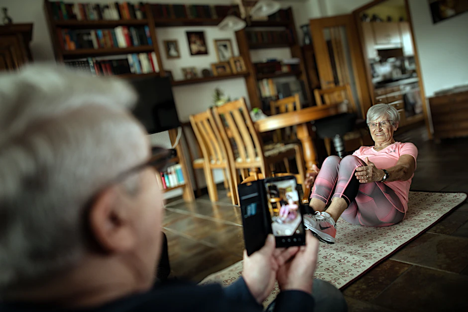 Internetstar Erika Rischko wird von ihrem Mann Dieter für ihre Social-Media-Auftritte in ihrem Wohnzimmer gefilmt.&nbsp;