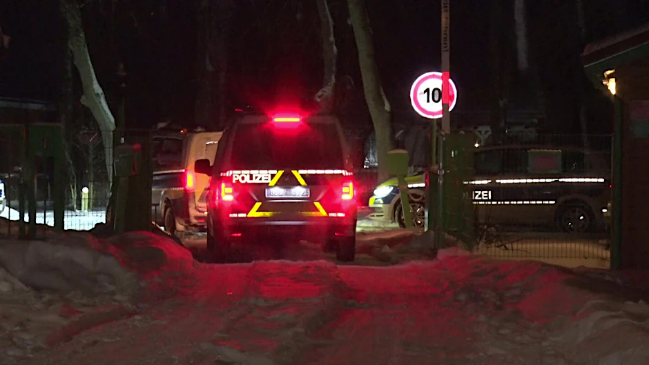 Polizeifahrzeuge an dem Ort, wo das Kind ausgesetzt wurde.