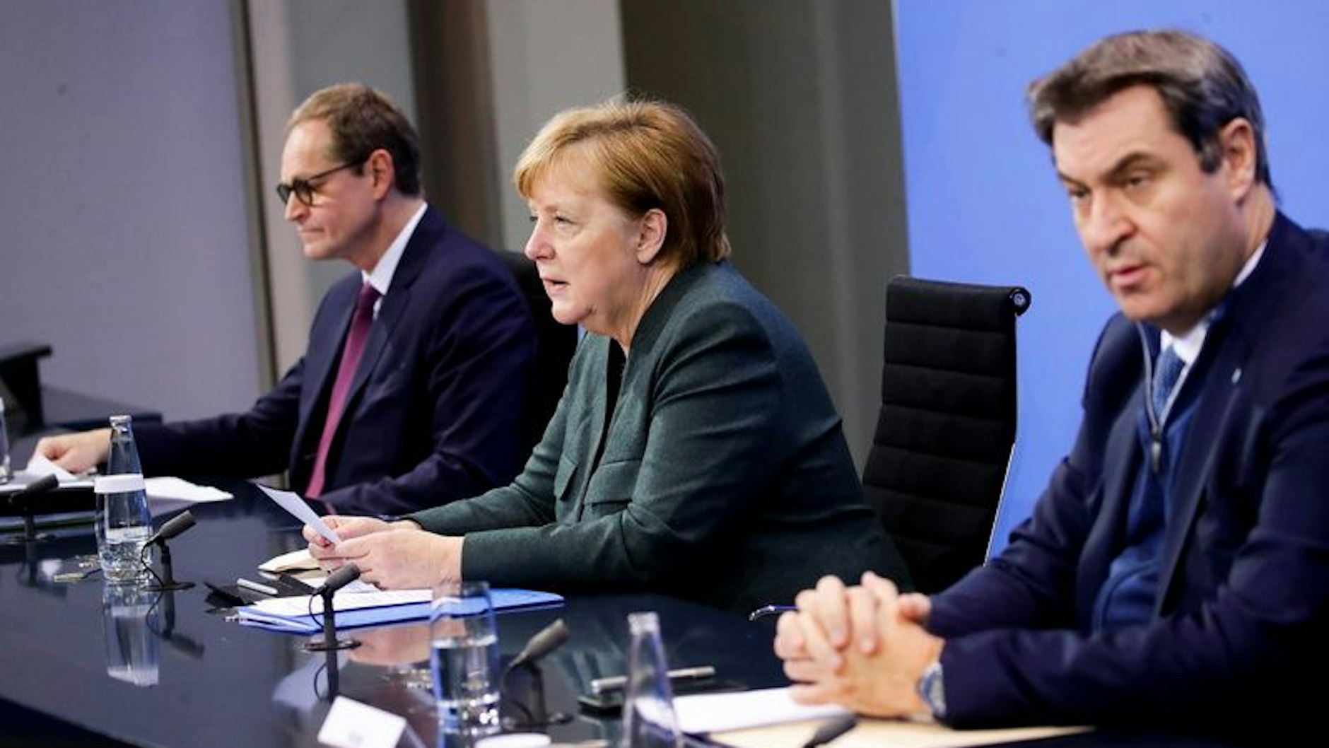 Bundeskanzlerin Angela Merkel mit Michael Müller und Markus Söder (r.)