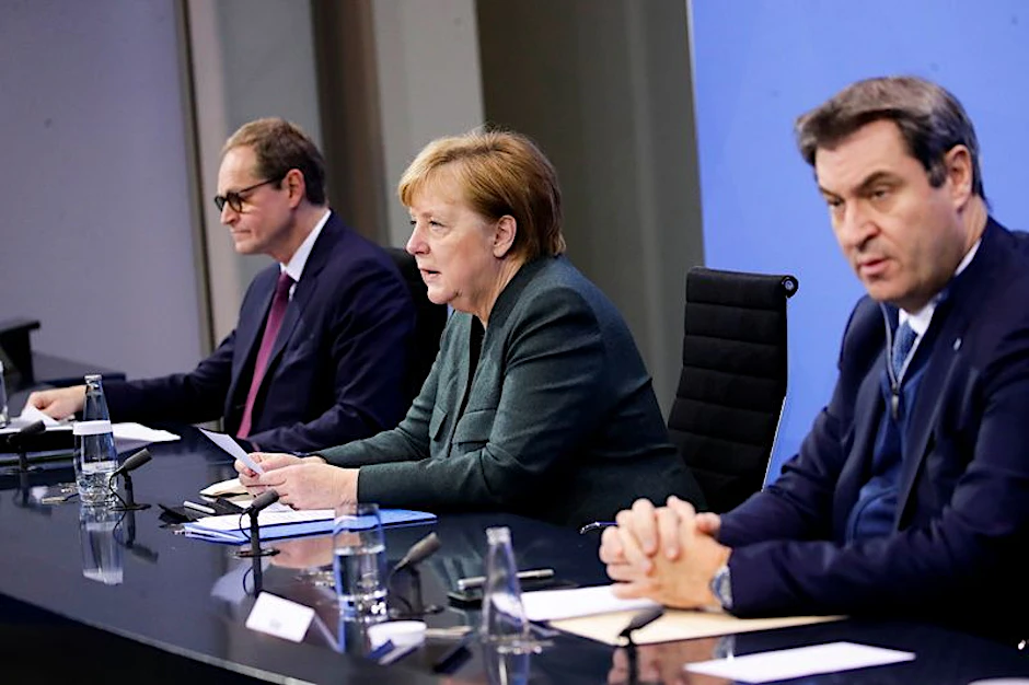 Bundeskanzlerin Angela Merkel mit Michael Müller und Markus Söder (r.)