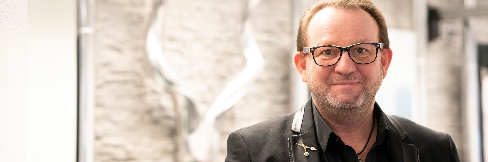 Friseur Andreas Nuissl versteigerte seinen ersten Termin nach dem Lockdown für einen guten Zweck. 