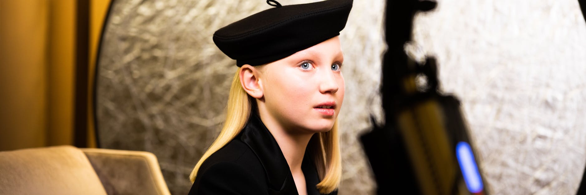 Helena Zengel verfolgte die Golden Globe Awards in einem Hotel in Berlin, hier wartet sie auf die Gewinner-Verkündung. Die Auszeichnung „Beste Nebendarstellerin“ ging aber an Jodie Foster.