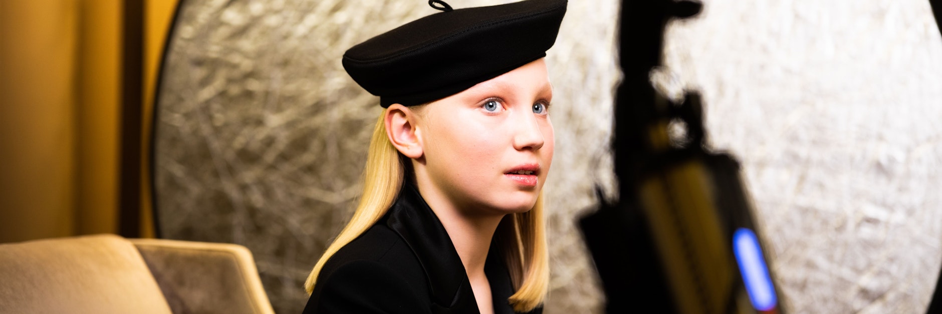 Helena Zengel verfolgte die Golden Globe Awards in einem Hotel in Berlin, hier wartet sie auf die Gewinner-Verkündung. Die Auszeichnung „Beste Nebendarstellerin“ ging aber an Jodie Foster.