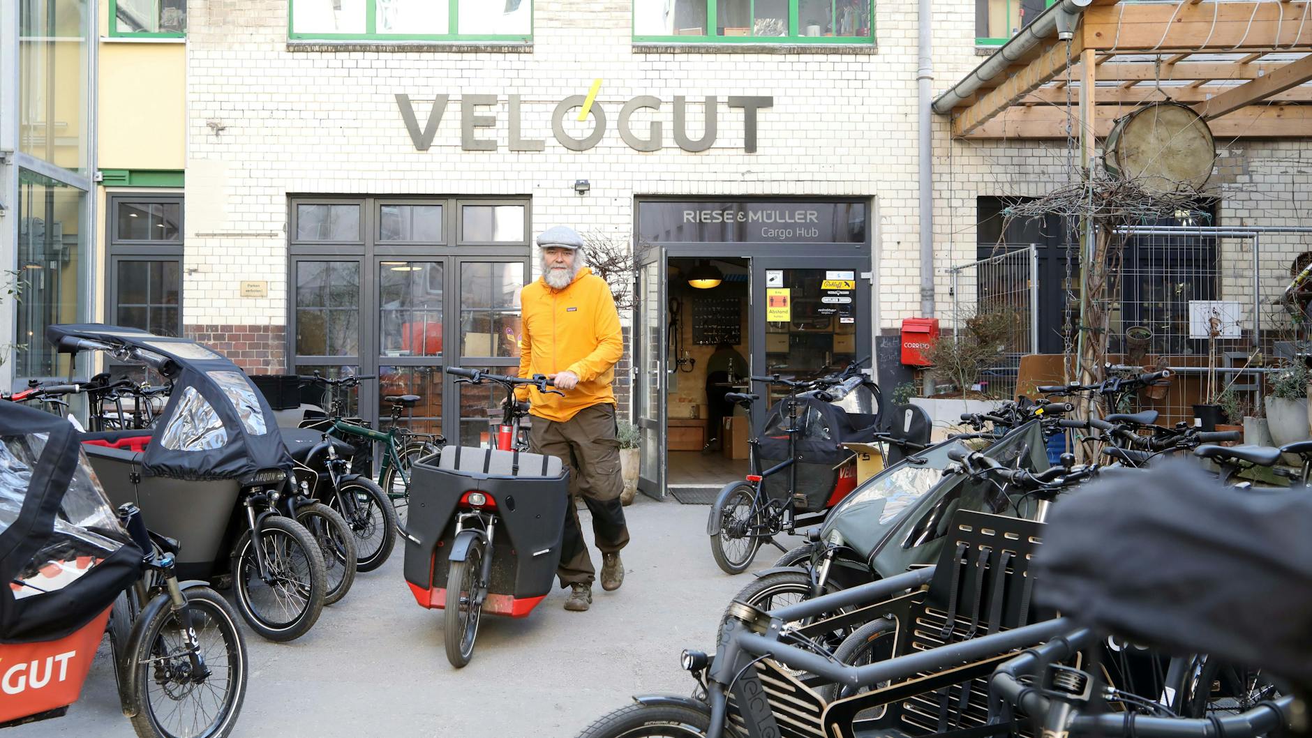 Alternative zum Auto. Stefan Ottjes vom Fahrradladen Velogut bietet Lastenräder für große Transporte an.