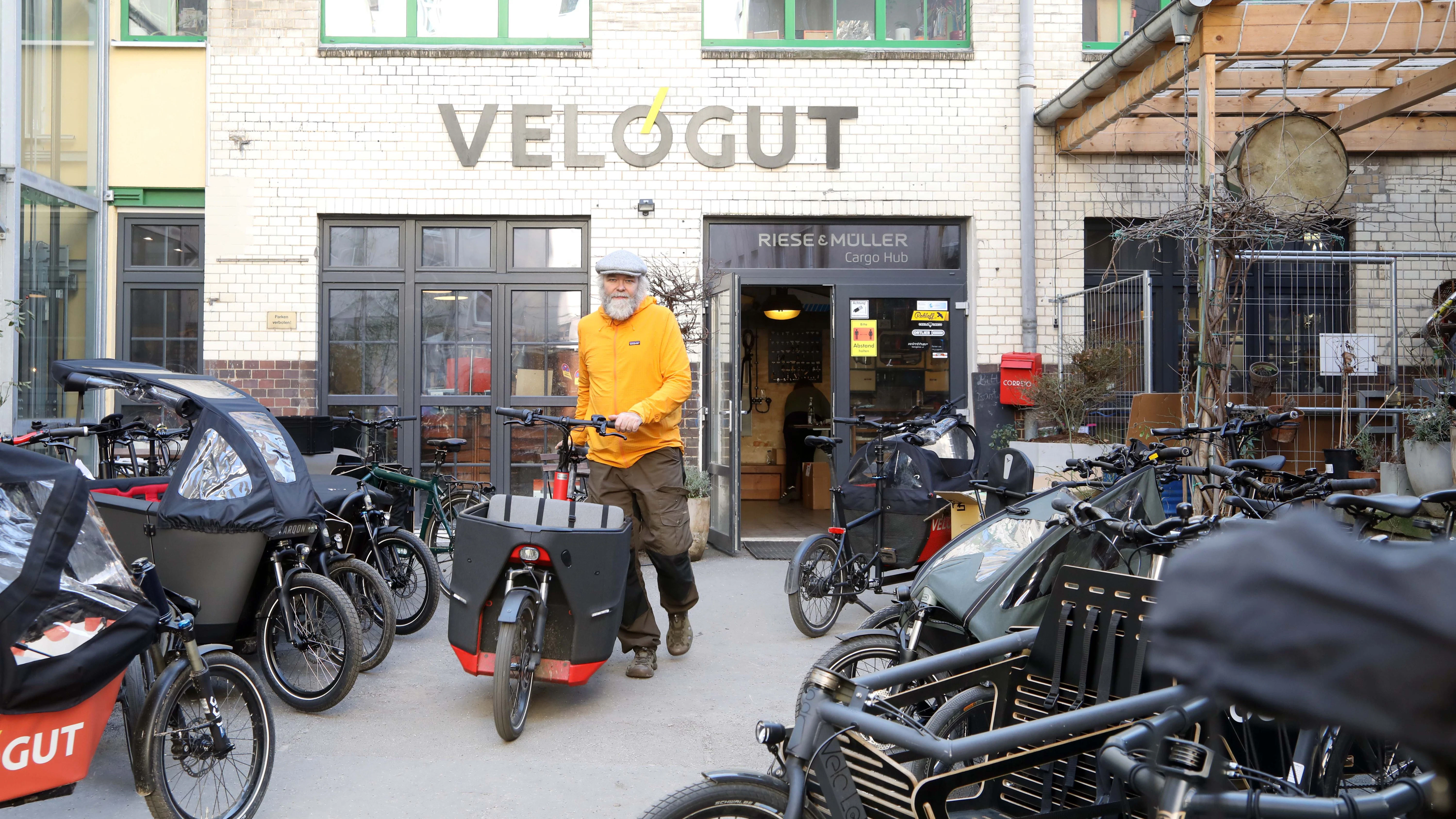 Alternative zum Auto. Stefan Ottjes vom Fahrradladen Velogut bietet Lastenräder für große Transporte an.
