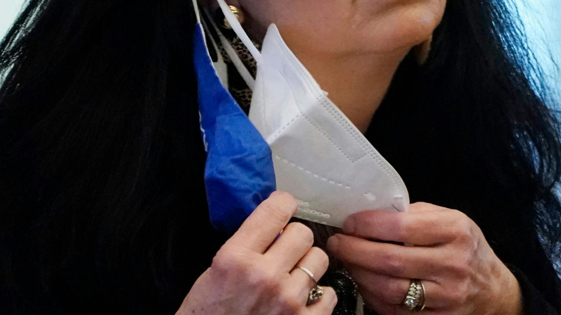 Deutsche Experten halten nichts davon, zwei Masken übereinander zu tragen. Viel wichtiger sei es, dass die OP- oder FFFP2-Maske gut sitzt - was bei vielen Menschen nicht der Fall ist.