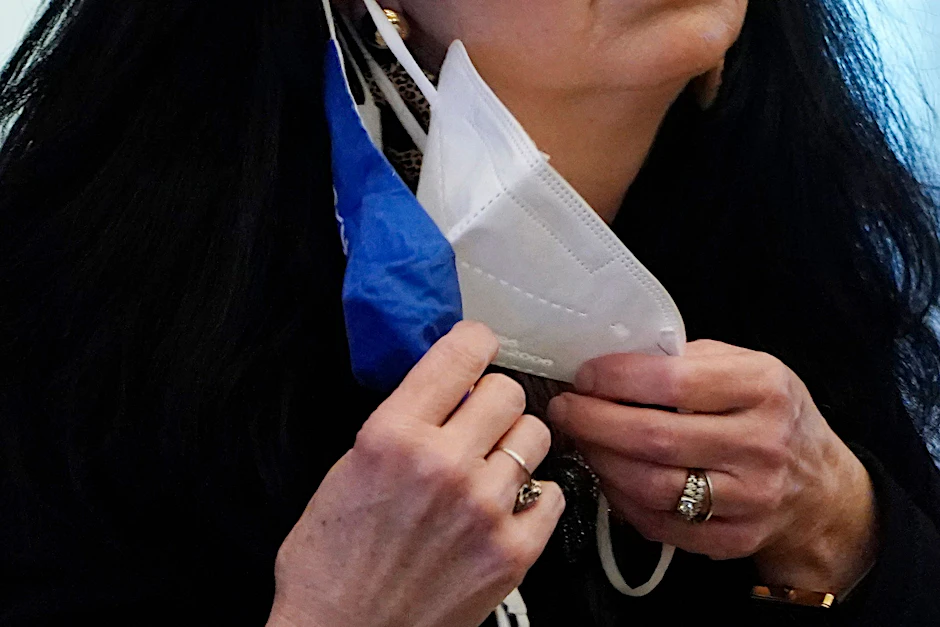 Deutsche Experten halten nichts davon, zwei Masken übereinander zu tragen. Viel wichtiger sei es, dass die OP- oder FFFP2-Maske gut sitzt - was bei vielen Menschen nicht der Fall ist.