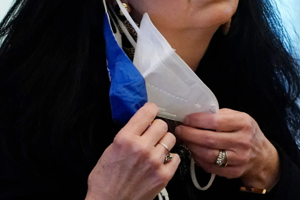 Bieten zwei Masken doppelten Schutz? Was hinter dem Trend aus den USA steckt