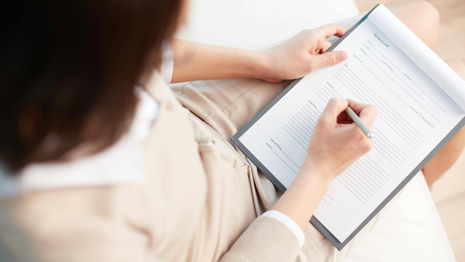 Gutachten über transidente Personen kosten jedes Jahr Millionenbeträge – eine Expertise legt den Verdacht der Steuerverschwendung nahe.