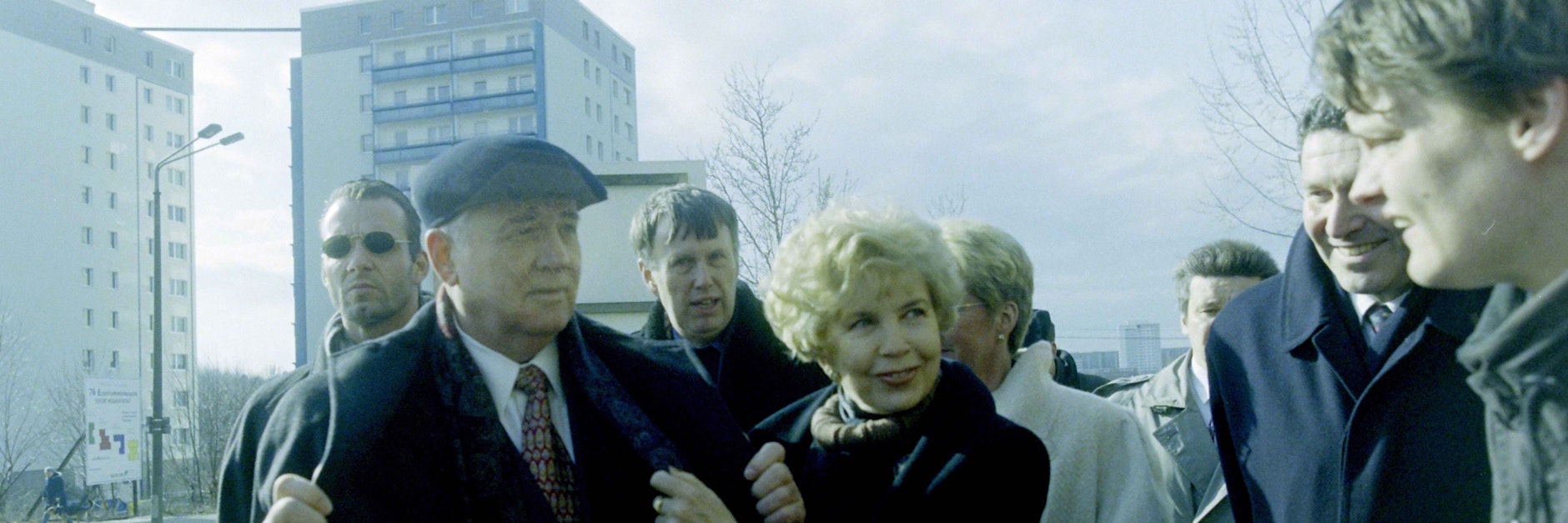 Michail Gorbatschow und seine Frau Raissa am 2. März 1998 im Kienberg-Viertel von Hellersdorf: Er zeigt KURIER-Reporter Norbert Koch-Klaucke (re.) sein Geburtstagsgeschenk - eine Krawatte. <br>