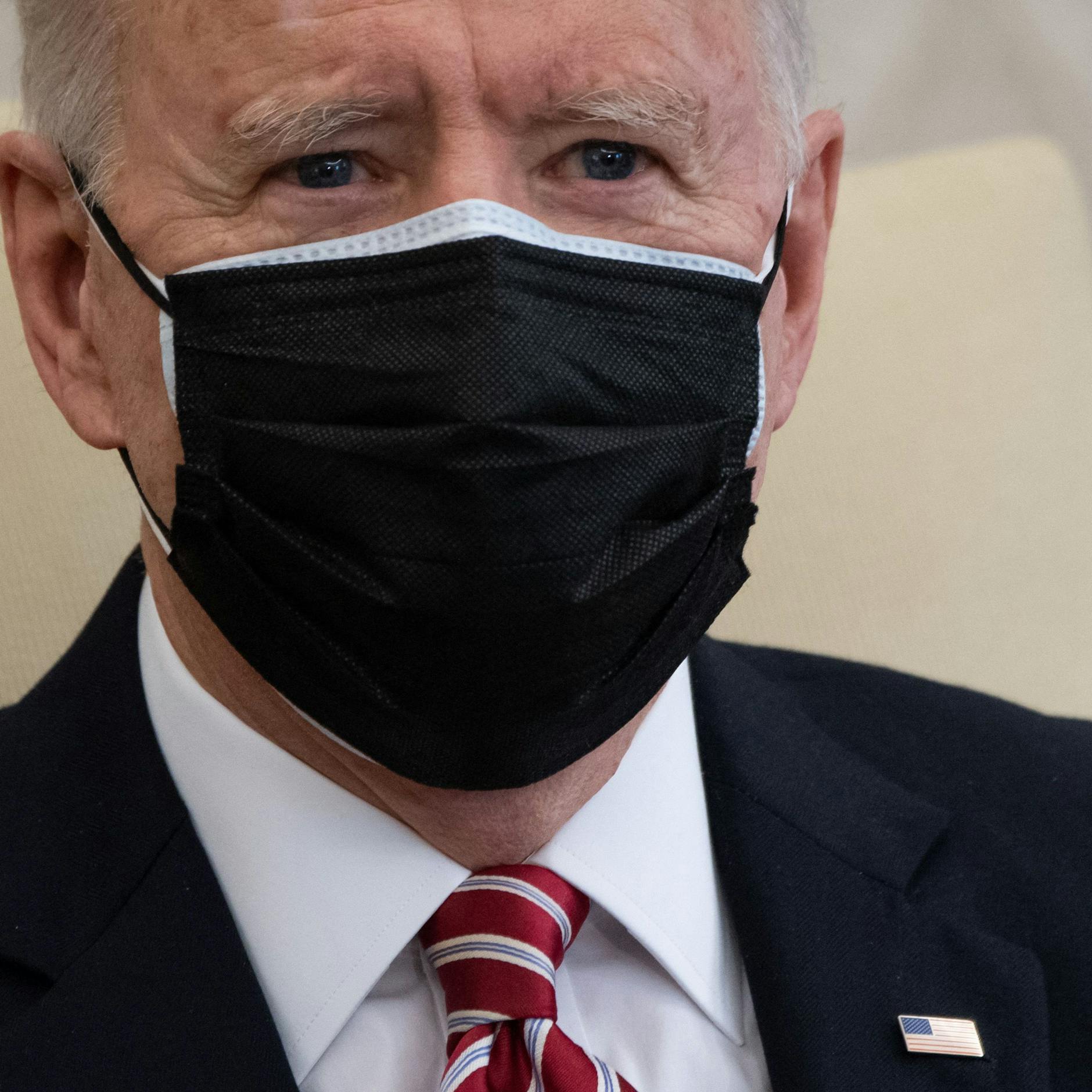 US-Präsident Joe Biden mit zwei OP-Masken übereinander.