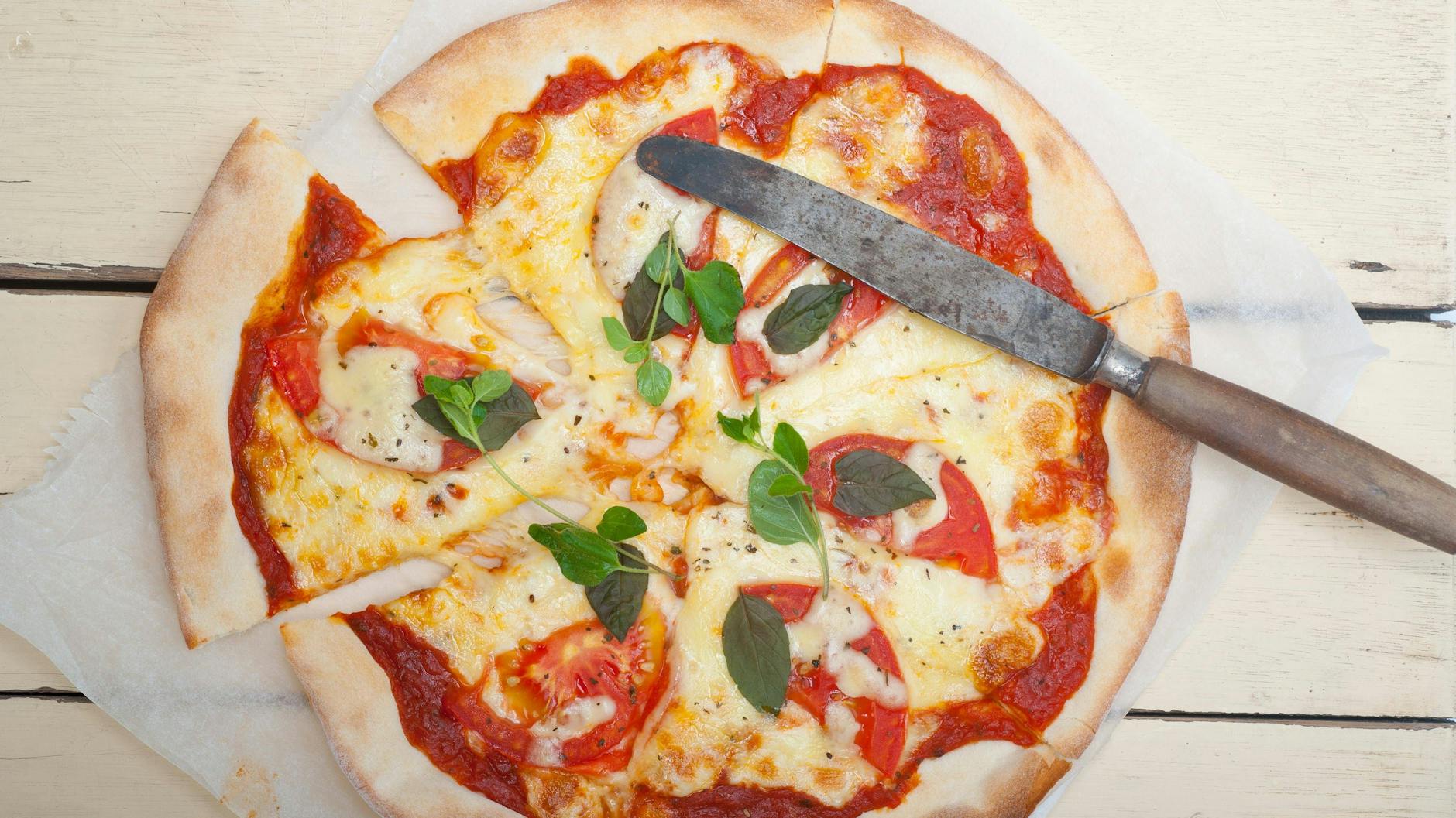 Ist schnell zubereitet, macht satt und glücklich und im Übermaß leider fett: Im Lockdown lassen sich die Deutschen die klassische Pizza noch öfter als sonst schmecken.