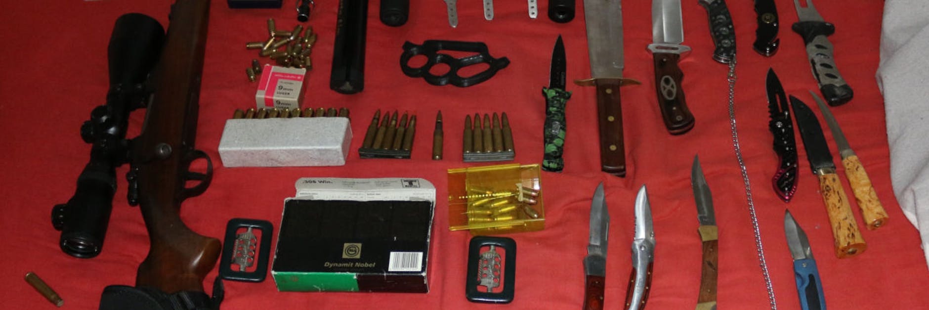 Das Foto des LKA zeigt einen kleinen Ausschnitt des Waffen-Arsenals.