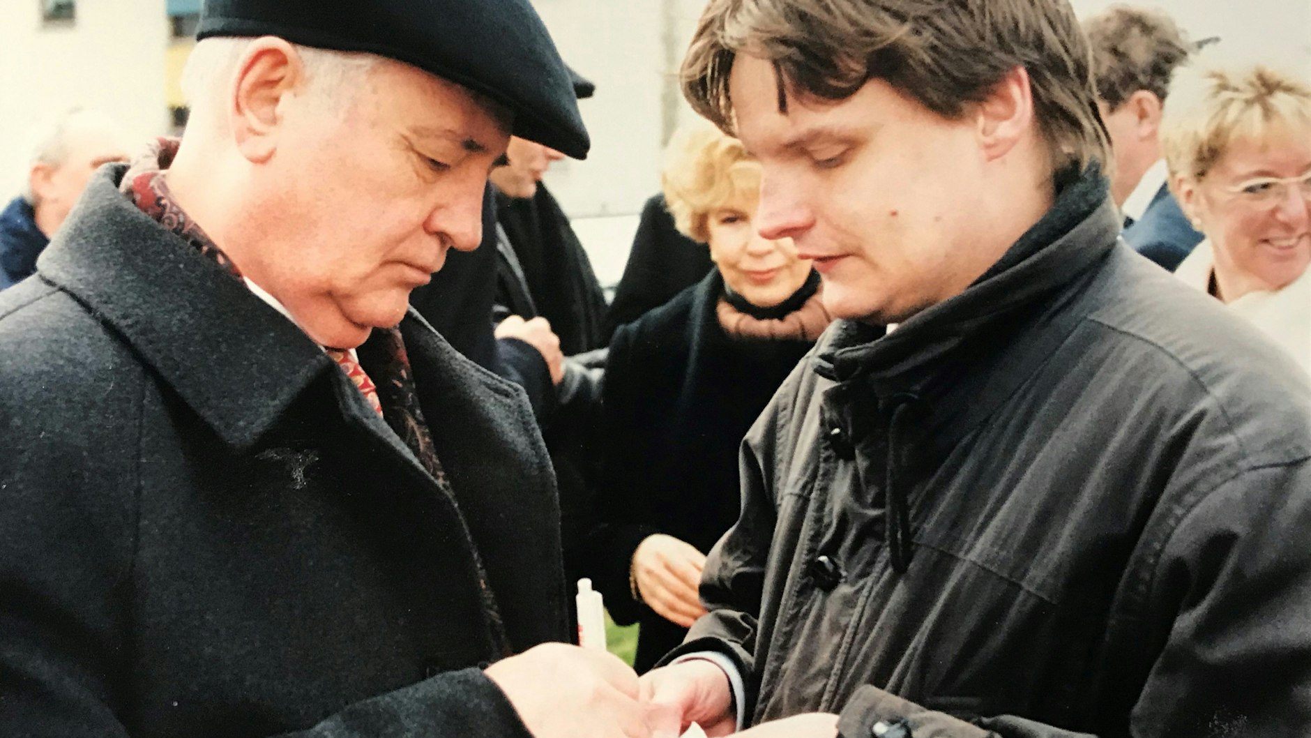 Vor 23 Jahren in Hellersdorf: Michail Gorbatschow schreibt sein Autogramm in den Notizblock von KURIER-Reporter Norbert Koch-Klaucke. 