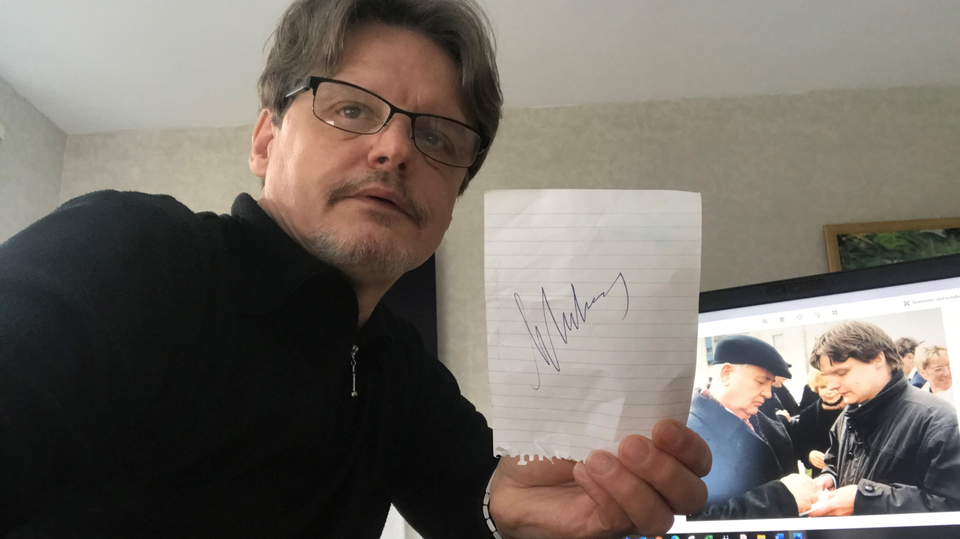 Norbert Koch-Klaucke mit dem Autogramm, das er vor 23 Jahren von Gorbatschow in Hellersdorf bekam.