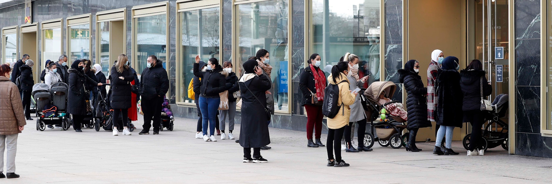 Lange Schlangen vor C&amp;A am Alex.