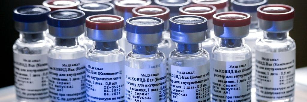 Ampullen mit dem russischen Corona-Impfstoff Sputnik V.