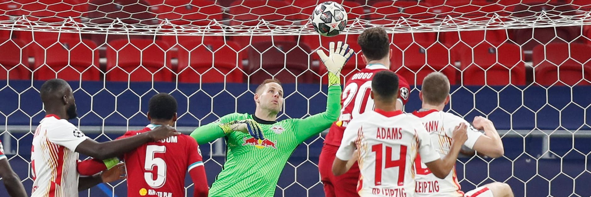 Diesen Ball kann Leipzigs Keeper Peter Gulacsi noch abwehren, bei zwei anderen ist er machtlos.