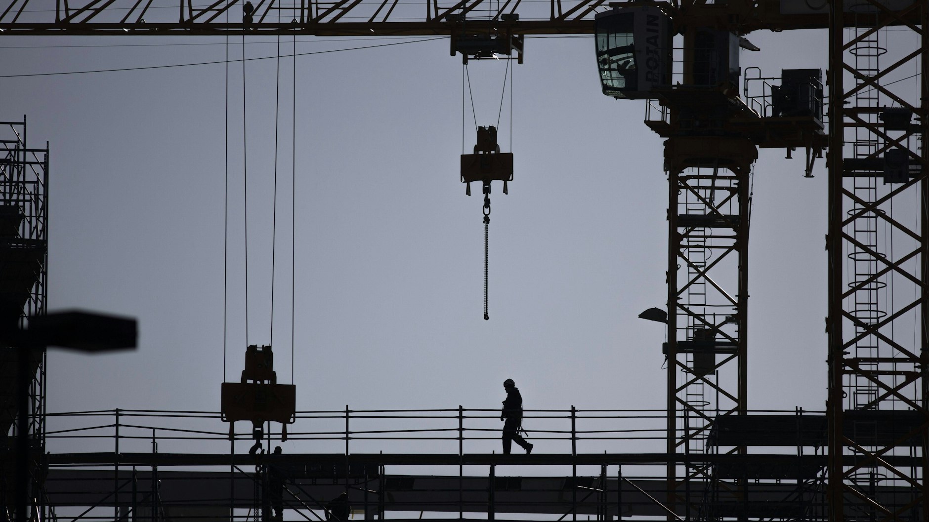 Arbeiter auf einer Baustelle in Berlin: Die Wirtschaft fordert vom neuen Senat mehr Freiraum.