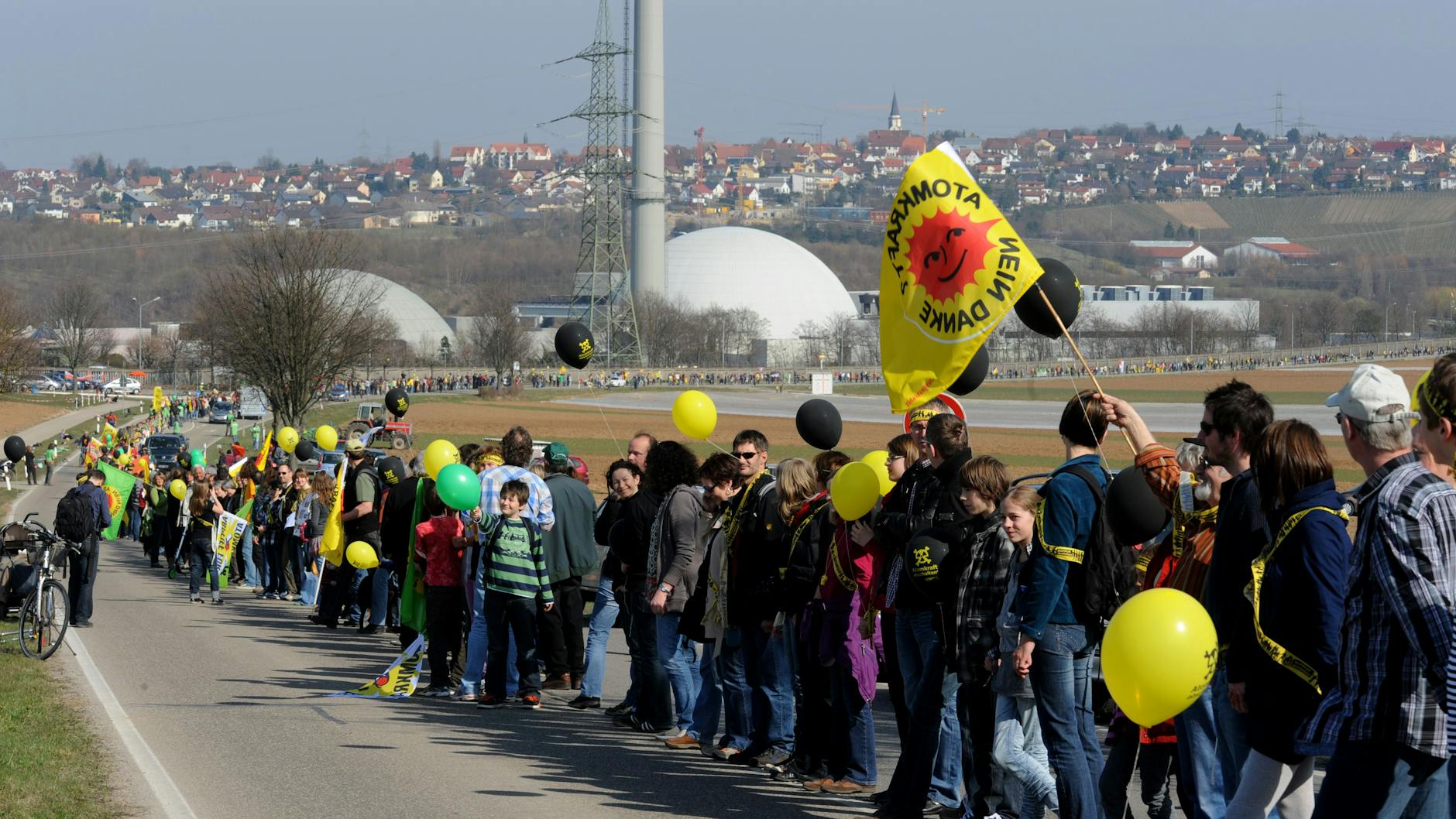 12.03.2011: Zehntausende Atomkraftgegner demonstrieren mit einer Menschenkette von Stuttgart nach Neckarwestheim für den sofortigen Ausstieg aus der Atomenergie. Das Kraftwerk Neckarwestheim geht als eins der drei letzten AKW am 31.12.2022 vom Netz.