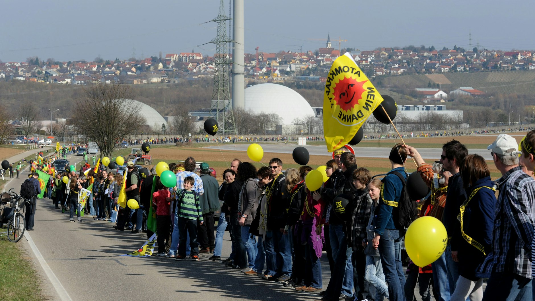 12.03.2011: Zehntausende Atomkraftgegner demonstrieren mit einer Menschenkette von Stuttgart nach Neckarwestheim für den sofortigen Ausstieg aus der Atomenergie. Das Kraftwerk Neckarwestheim geht als eins der drei letzten AKW am 31.12.2022 vom Netz.