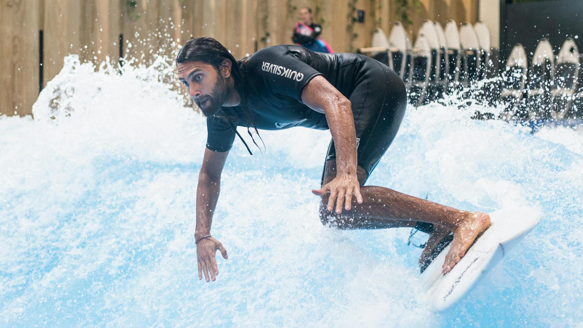 Konzentriert auf dem Brett: Afridun Amu beim Indoor-Training im Wellenwerk an der Landsberger Allee.