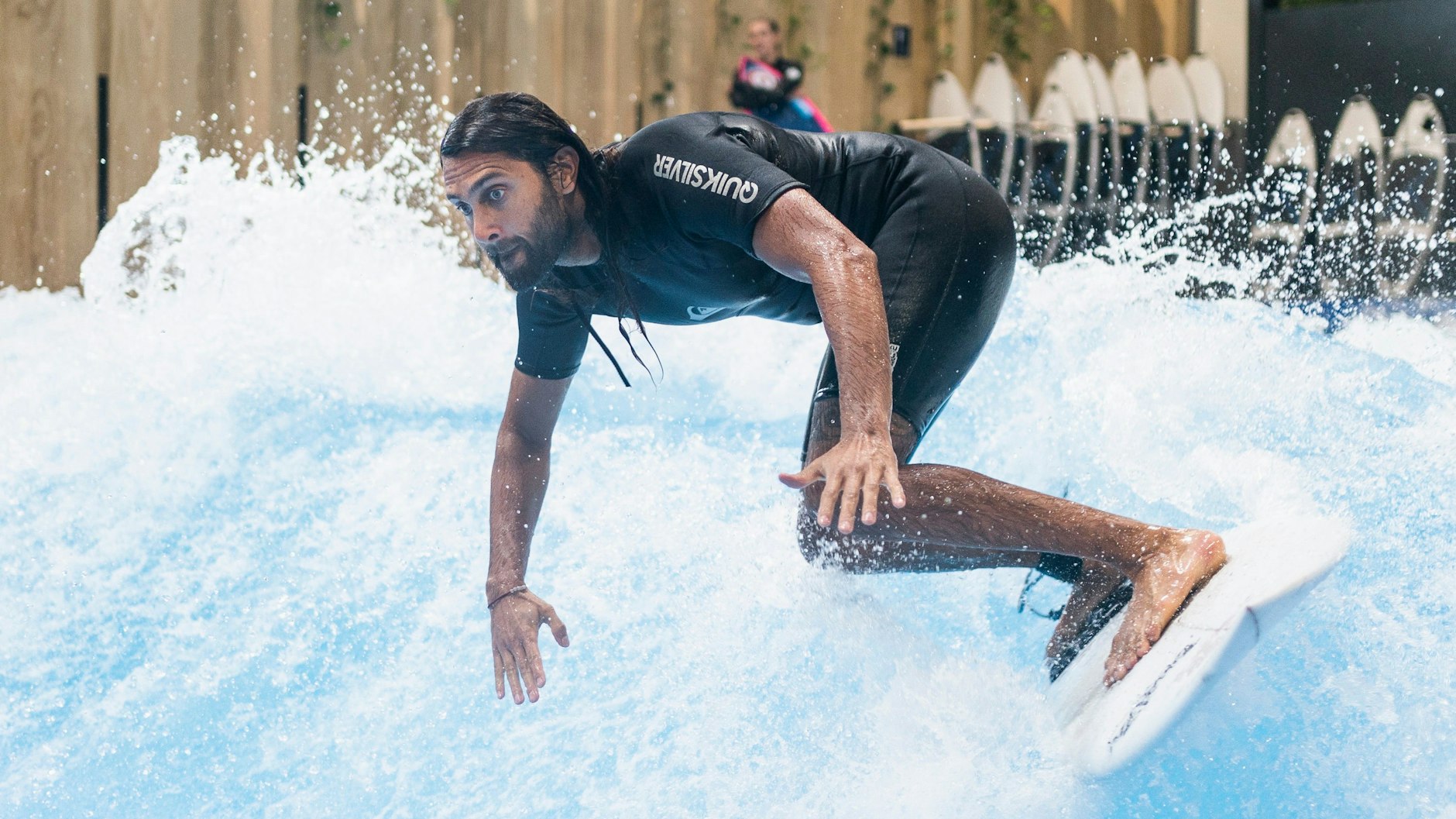 Konzentriert auf dem Brett: Afridun Amu beim Indoor-Training im Wellenwerk an der Landsberger Allee.