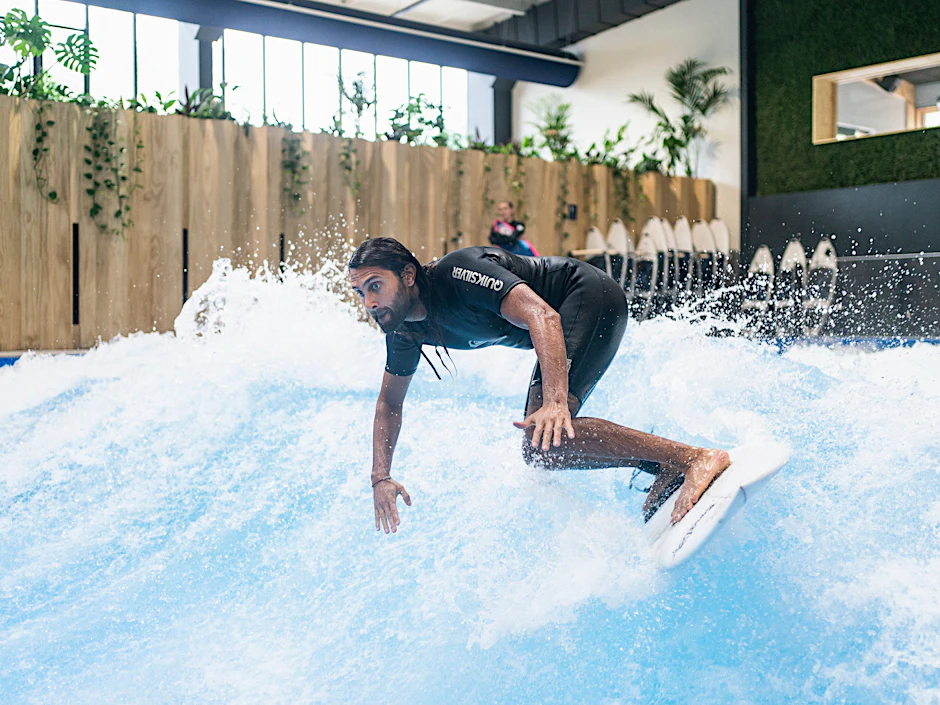 Konzentriert auf dem Brett: Afridun Amu beim Indoor-Training im Wellenwerk an der Landsberger Allee.