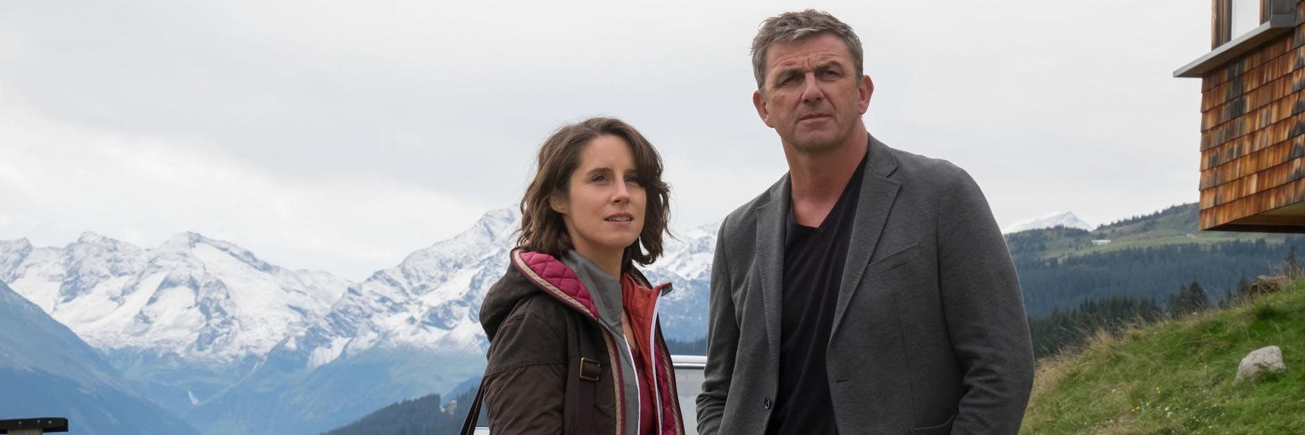 Szene aus „Der Bergdoktor“: Dr. Martin Gruber (Hans Sigl) mit Maike (Amelie Kiefer).