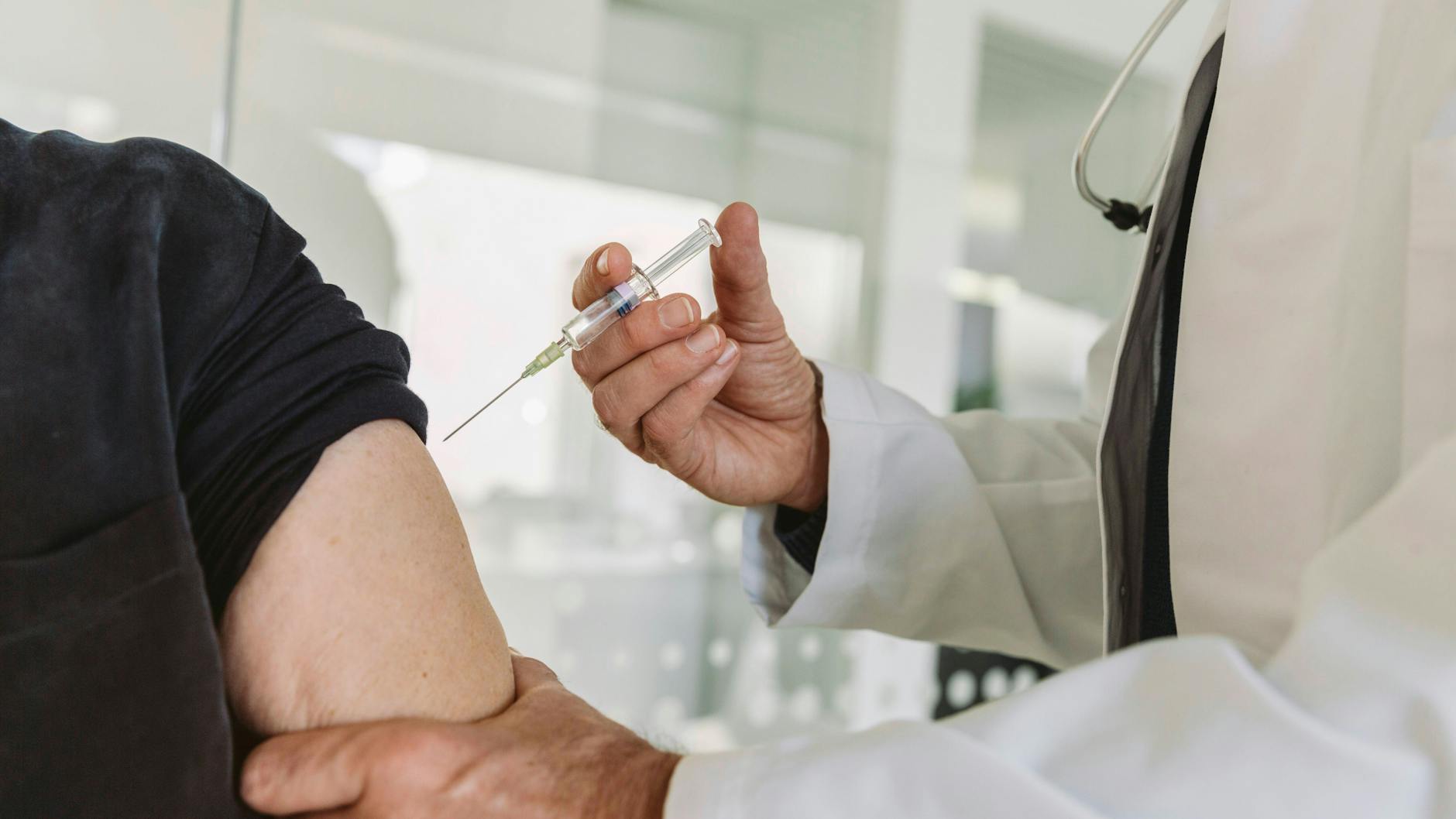 Ab April sollen Hausärzte gegen Corona impfen dürfen. 