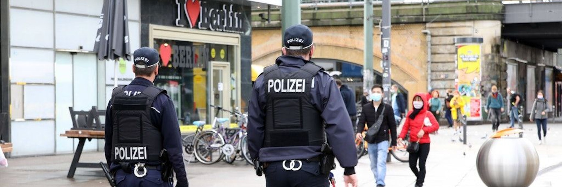 Zwei Polizisten kontrollieren am Alex die Einhaltung der Maskenpflicht.