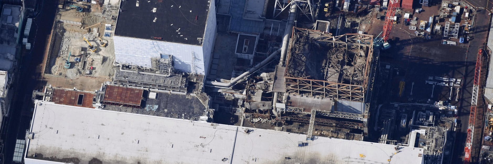 Das von einem News-Hubschrauber aus aufgenommene Foto zeigt die Reaktorgebäude Nr. 1 (r) und Nr. 2 des Kernkraftwerks Fukushima Daiichi.