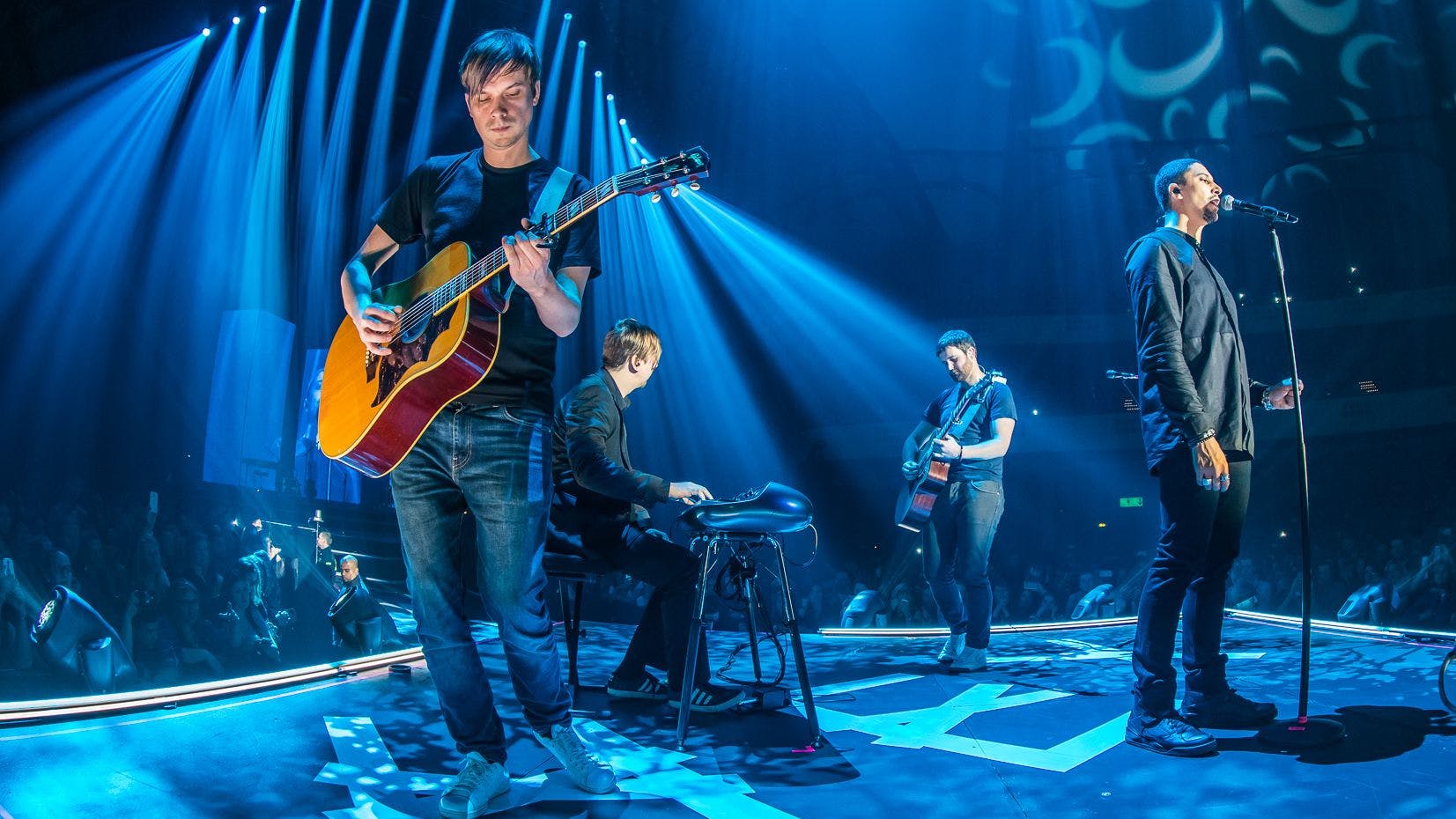 Der Gitarrist Julius Hartog in der Band von Andreas Bourani bei einem Konzert in Frankfurt am Main. Das war lange vor Corona, auf der „Hey“-Tour 2016. 