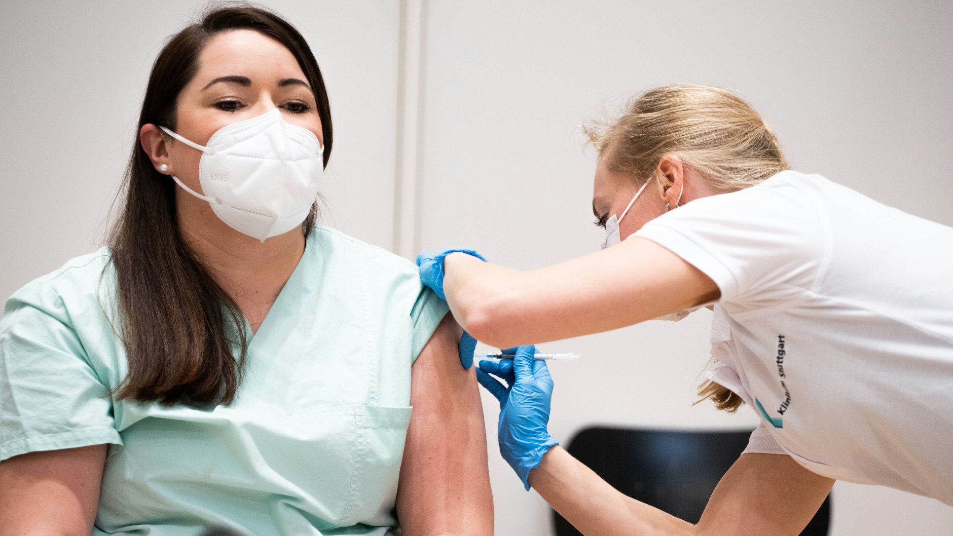 Einer aktuellen Umfrage zufolge&nbsp;ist die Skepsis gegenüber einer Impfung vor allem bei jüngeren, weiblichen Pflegekräften vorhanden.