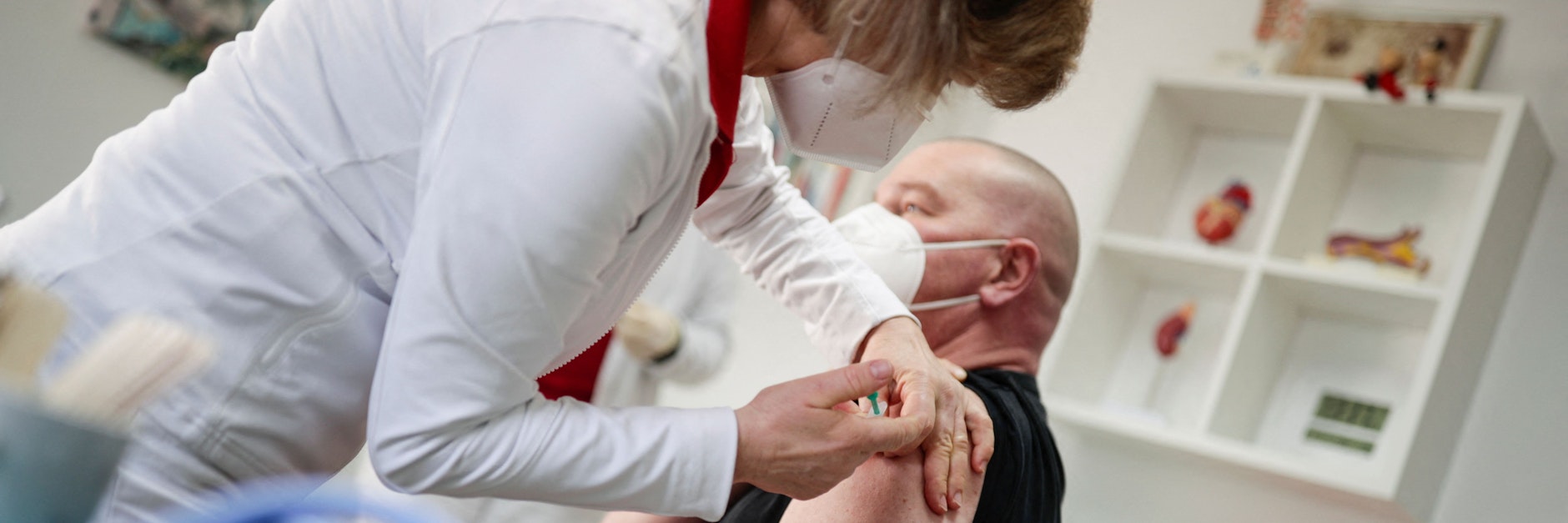 Ein Mann bekommt eine Corona-Impfung.
