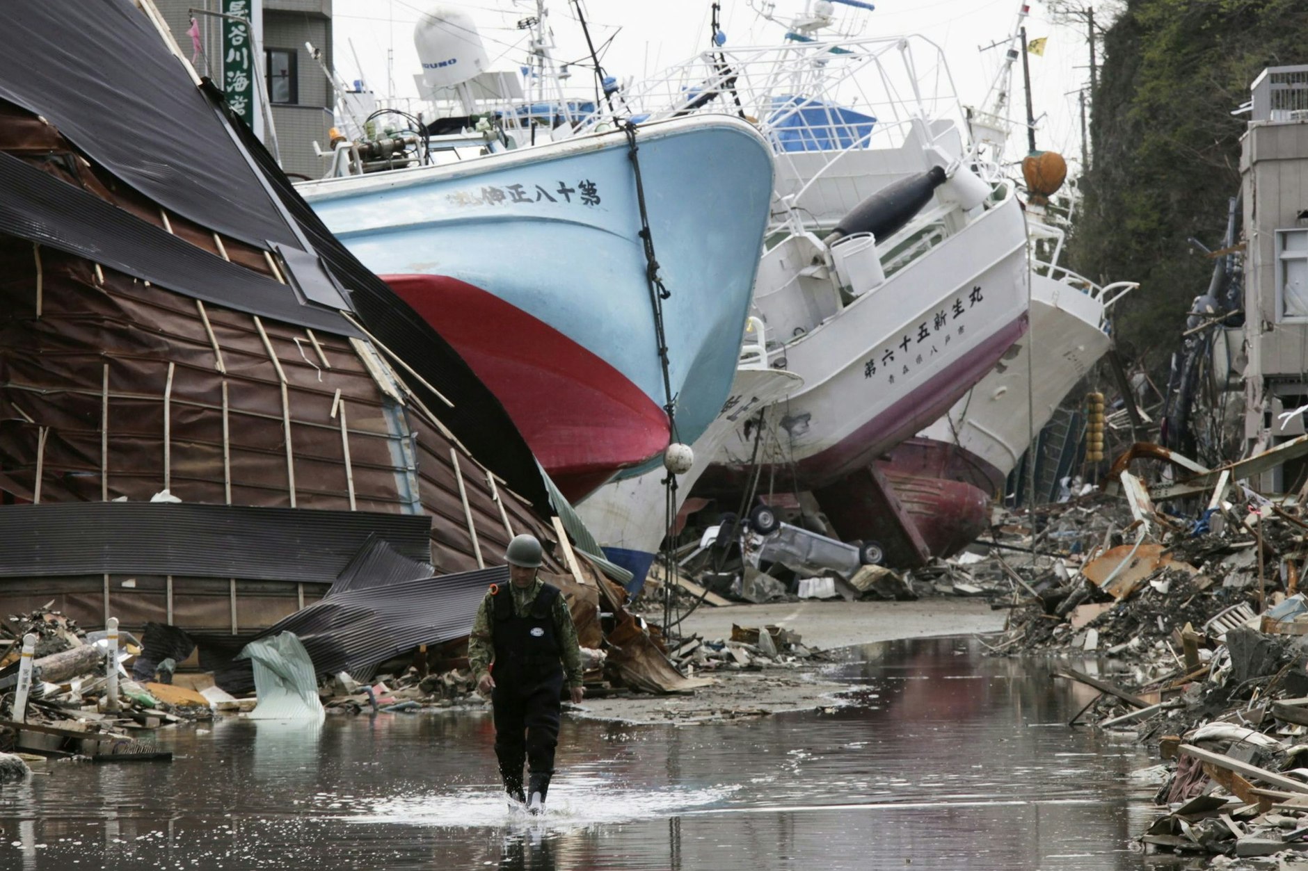 Das große Erdbeben in Japan vom 11. März 2011 hat nicht nur einen Tsunami ausgelöst, der Schiffe wie Spielzeuge umherwarf, hier im Fischereihafen der Stadt Kesennuma. Es verschob auch ganz Japan und sogar die Erdachse.