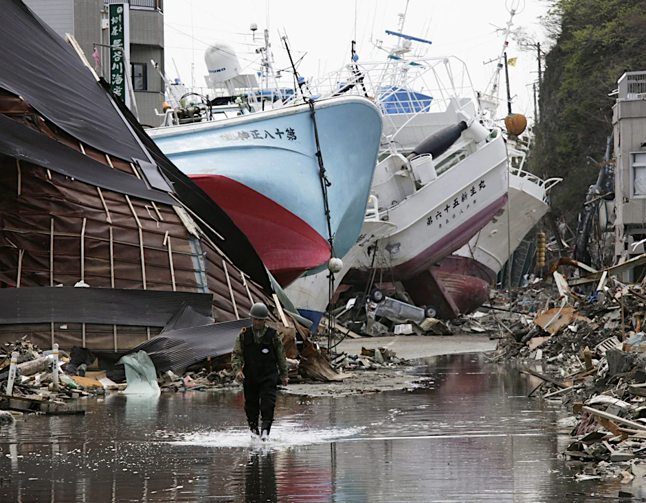 Das große Erdbeben in Japan vom 11. März 2011 hat nicht nur einen Tsunami ausgelöst, der Schiffe wie Spielzeuge umherwarf, hier im Fischereihafen der Stadt Kesennuma. Es verschob auch ganz Japan und sogar die Erdachse.