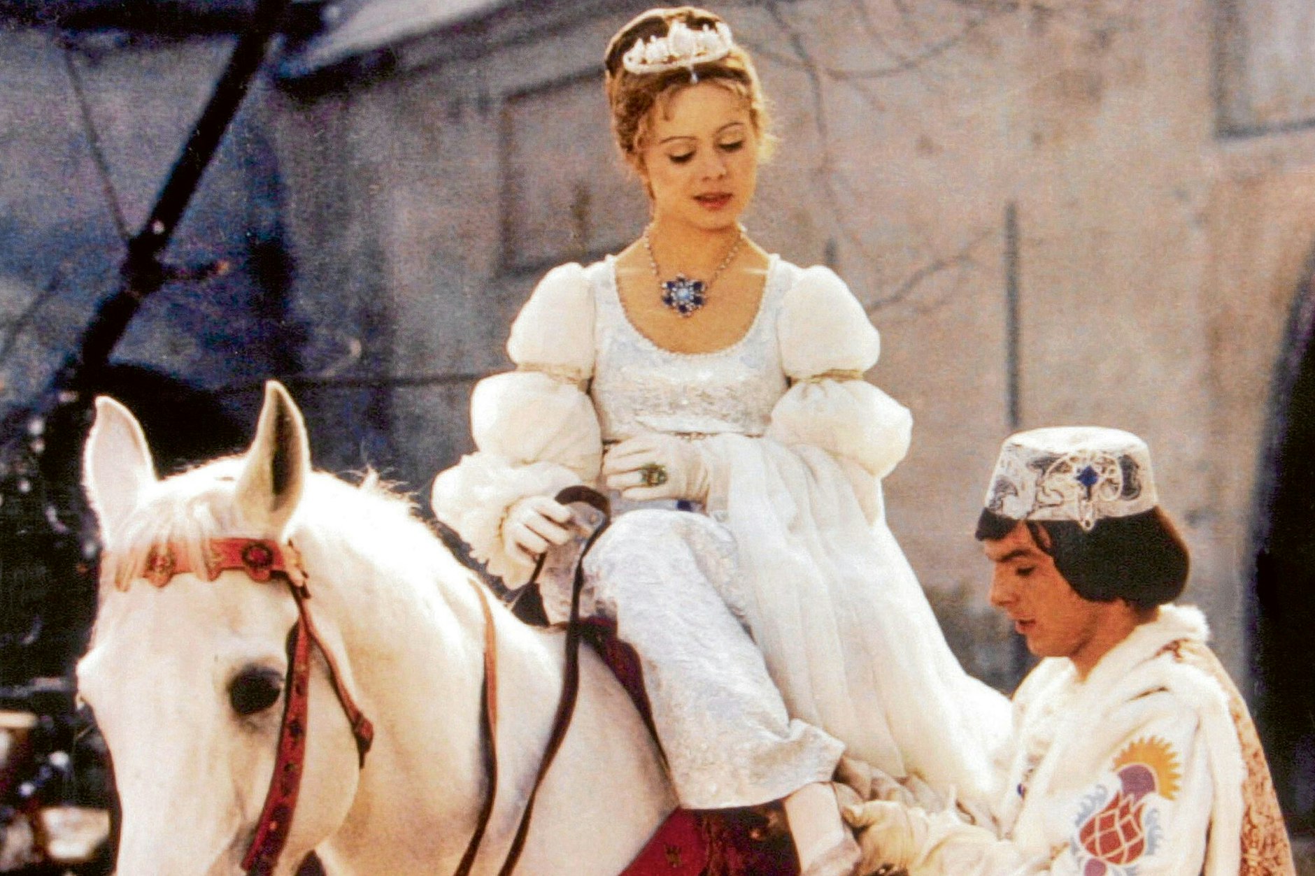 Der Prinz (Pavel Travnicek) passt Aschenbrödel (Libuse Safrankova) im Film „Drei Haselnüsse für Aschenbrödel“ den verlorenen Schuh an.