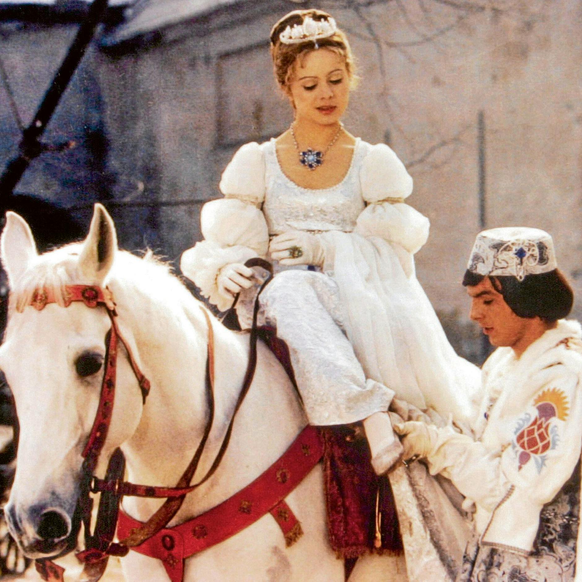 Film-Sensation! „Drei Haselnüsse für Aschenbrödel“ wird neu verfilmt – und DIESER Popstar spielt die Hauptrolle