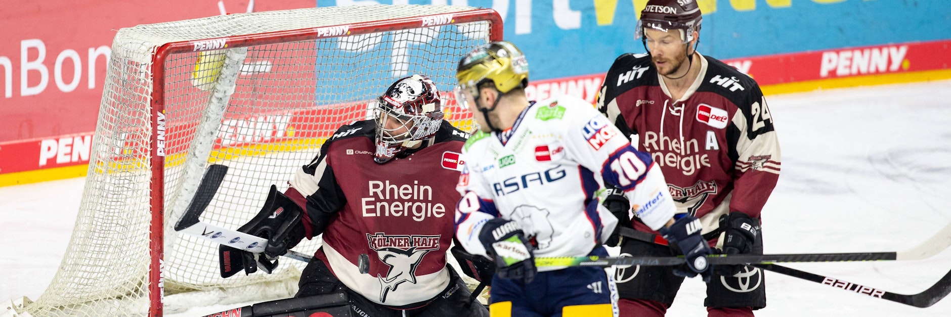Der Puck ist drin! Zwei Treffer erzielte Parker Tuomie beim 6:3 der Eisbären in Köln.