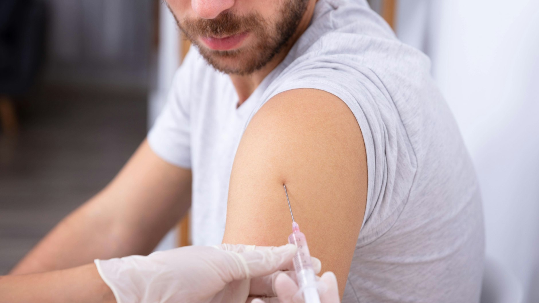 Ein Mann wird geimpft.