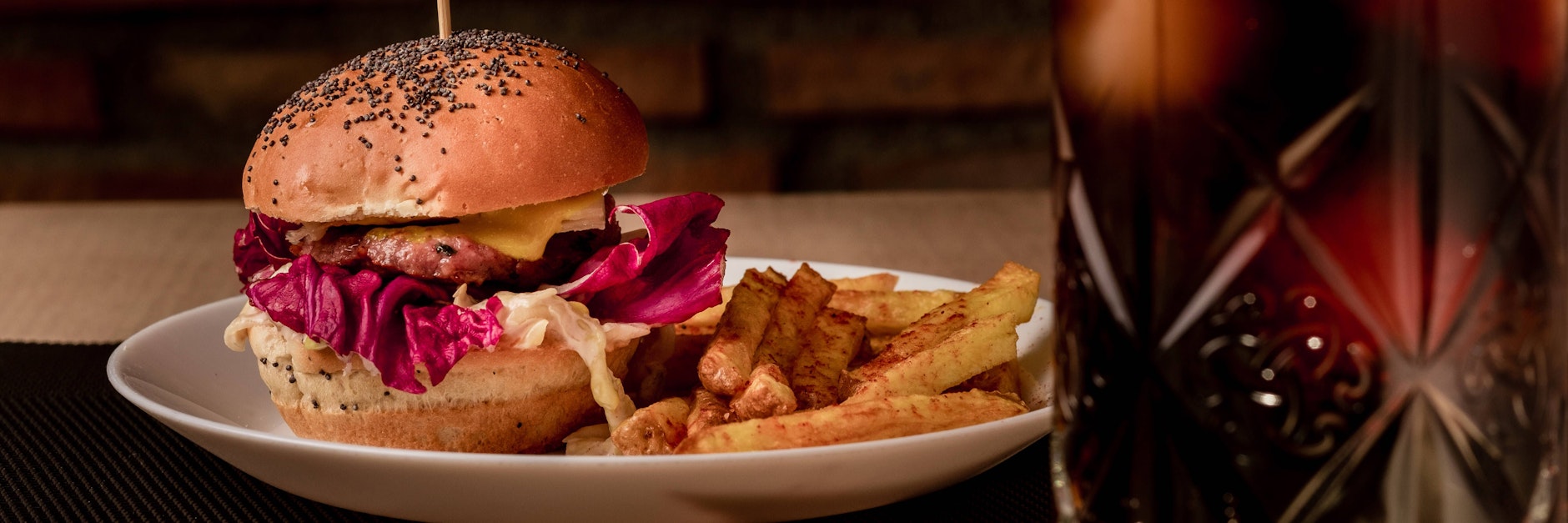 Burger und Cola – lecker, aber absolut ungesund.